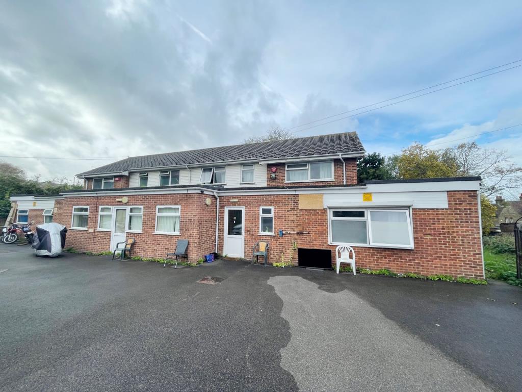 Lot: 97 - PAIR OF PROPERTIES WITH CONVERSION/RE-DEVELOPMENT POTENTIAL ON HALF ACRE PLOT -